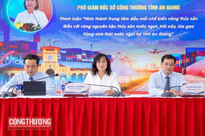 Thứ trưởng Bộ Công Thương Phan Thị Thắng; Vụ trưởng Vụ Kế hoạch – Tài chính (Bộ Công Thương) Bùi Huy Sơn; Giám đốc Sở Công Thương TP.Hồ Chí Minh Bùi Tá Hoàng Vũ điều hành phần tham luận, thảo luận tại Hội nghị