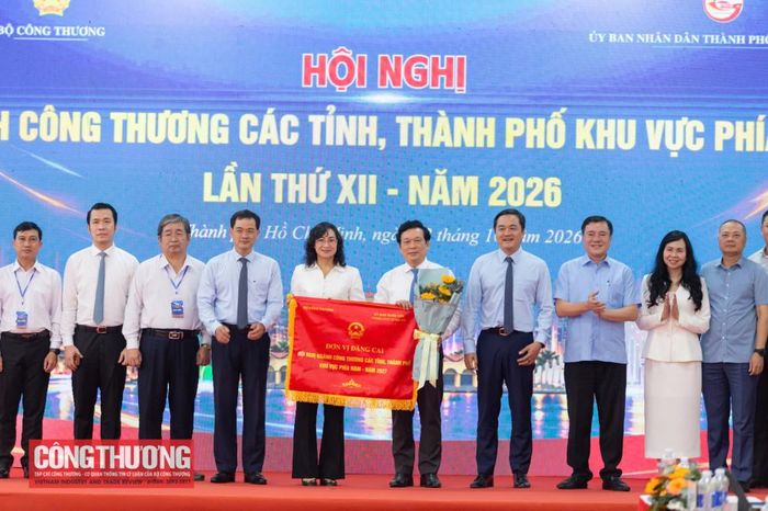 Thứ trưởng Bộ Công Thương Phan Thị Thắng đã trao cờ đăng cai cho ông Vũ Ngọc Long - Thành ủy viên, Giám đốc Sở Công Thương thành phố Đồng Nai, đại diện địa phương đăng cai Hội nghị ngành Công Thương các tỉnh, thành phố khu vực phía Nam lần thứ XIII - năm 2027.