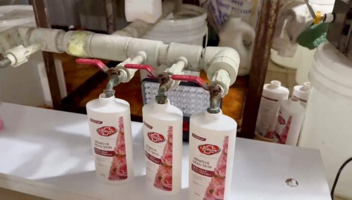 Hình ảnh: Sữa tắm Lifebuoy có dấu hiệu giả mạo nhãn hiệu.