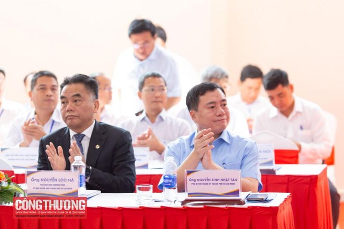 Phó Bí thư Thành ủy Thành phố Hồ Chí Minh Nguyễn Sinh Nhật Tân; Ủy viên Ban Thường vụ Thành ủy, Phó Chủ tịch Thường trực UBND Thành phố Nguyễn Lộc Hà tham dự Hội nghị