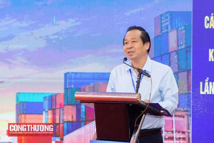 Ông Dương Vũ Nam, Phó Giám đốc Sở Công Thương tỉnh Cà Mau trình bày tham luận tại Hội nghị ngành Công Thương các tỉnh, thành phố khu vực phía Nam lần thứ XII - năm 2026