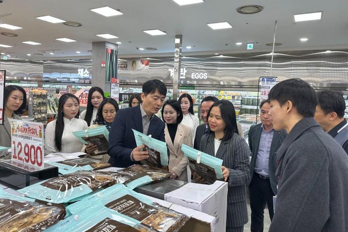 Bà Nguyễn Thảo Hiền, Phó Vụ trưởng Vụ Phát triển thị trường nước ngoài và Thương mại đa biên, Bộ Công Thương bày tỏ mong muốn mong muốn LOTTE Mart Việt Nam và LOTTE Mart Hàn Quốc tăng cường phối hợp để cùng phát triển các sản phẩm Việt Nam trong hệ thống Lotte tại Hàn Quốc và trên thế giới cũng như mang lại cơ hội cho doanh nghiệp Việt Nam tham gia sâu hơn vào chuỗi cung ứng của hệ thống (Ảnh: Vụ Phát triển thị trường nước ngoài và Thương mại đa biên)