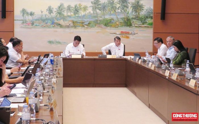Thủ tướng Lê Minh Hưng, Phó Thủ tướng Thường trực Phạm Gia Túc, Bộ trưởng Bộ Công Thương Lê Mạnh Hùng, Bí thư Thành ủy, Trưởng đoàn ĐBQH thành phố Hải Phòng Lê Ngọc Châu tham dự phiên thảo luận tại Tổ 3 (gồm Đoàn ĐBQH thành phố Hải Phòng, tỉnh Hà Tĩnh, tỉnh Lạng Sơn).