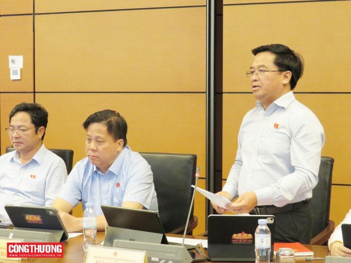Đại biểu Bùi Xuân Hải, Đoàn ĐBQH thành phố Hải Phòng đóng góp ý kiến với dự thảo Luật Kinh doanh bất động sản (sửa đổi)