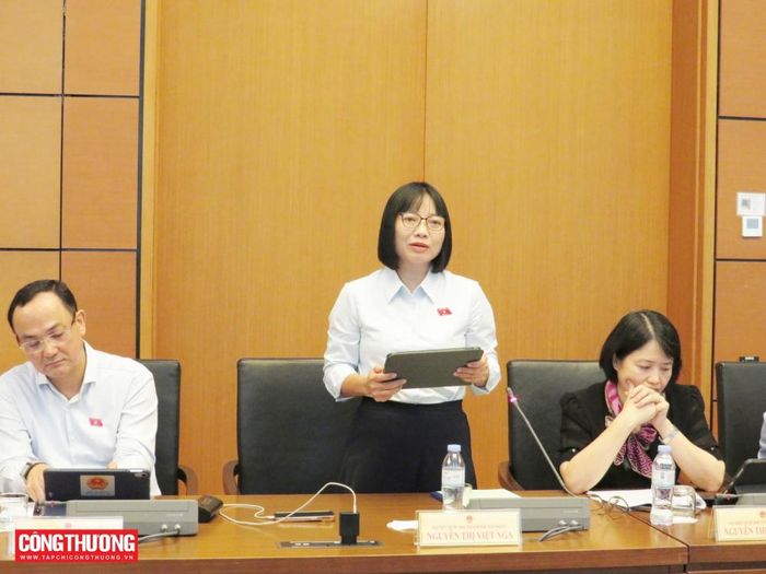 Đại biểu Nguyễn Thị Việt Nga, Phó Trưởng đoàn ĐBQH thành phố Hải Phòng đóng góp ý kiến với dự thảo Luật Kinh doanh bất động sản (sửa đổi).