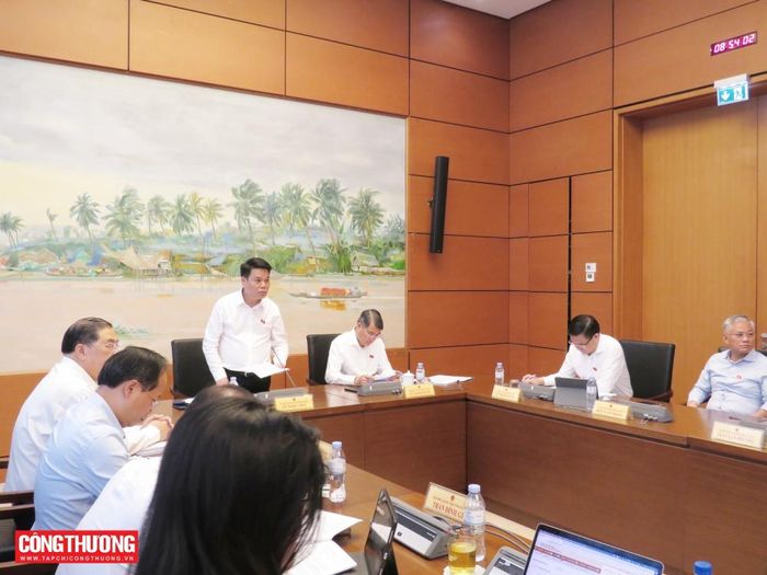 Bí thư Thành ủy, Trưởng đoàn đại biểu Quốc hội thành phố Hải Phòng Lê Ngọc Châu điều hành phiên thảo luận Tổ 3.