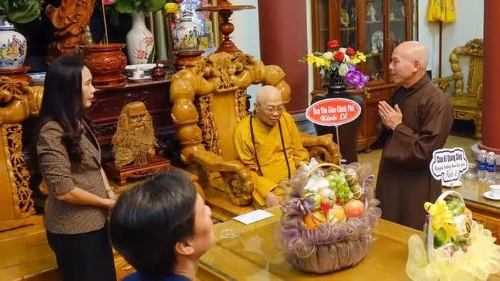Thượng tọa Thích Nhuận Bảo, Trưởng ban Trị sự GHPGVN tỉnh Quảng Ngãi tri ân phái đoàn Ban Tôn giáo Chính phủ 