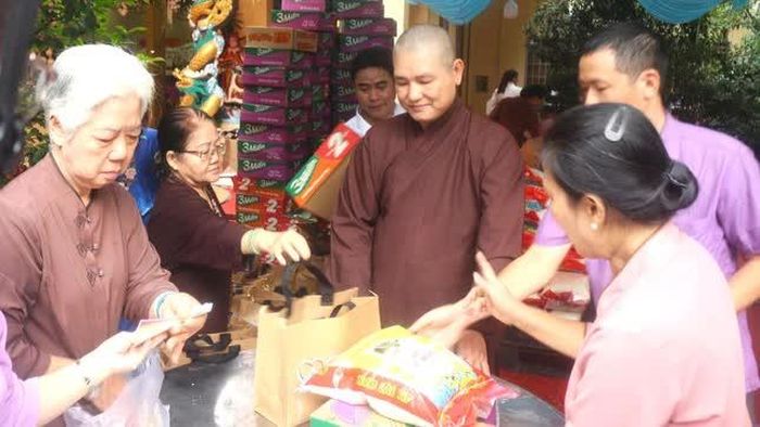 Chùa Phật Đà đã trao 300 phần quà đến bà con có hoàn cảnh khó khăn tại địa phương