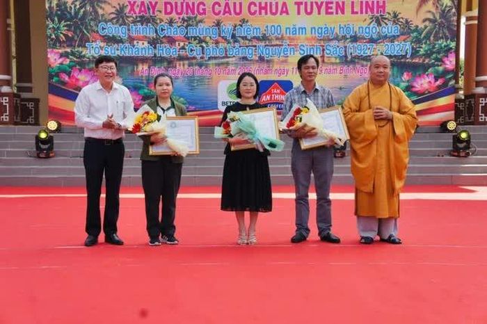Ban Trị sự GHPGVN tỉnh Vĩnh Long trao Bằng tuyên dương công đức đến đại diện các đơn vị, cá nhân phát tâm tài trợ