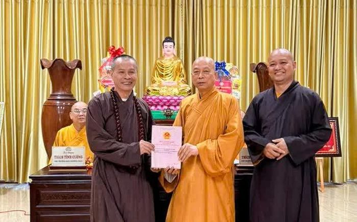 Thượng tọa Thích Huệ Khai trao Giấy chứng nhận quyền sử dụng đất tịnh xá Quan Âm đến Thượng tọa Thích Minh Trí
