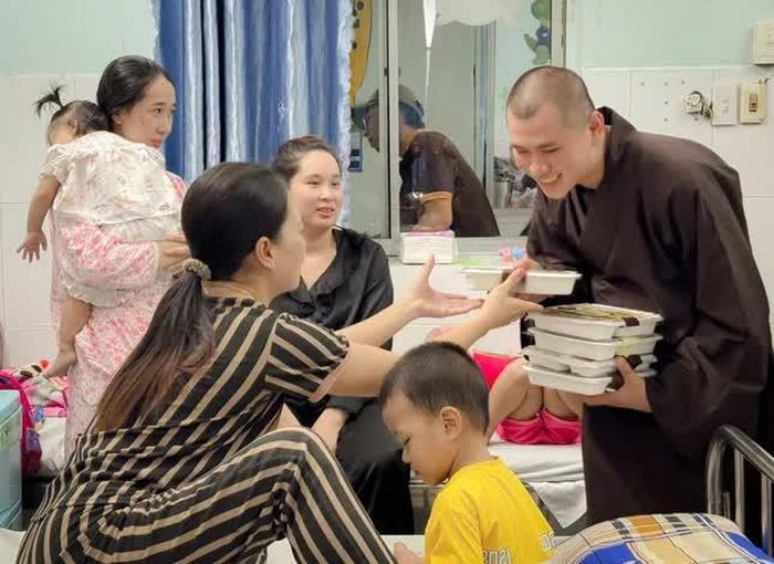 Trao hộp cơm đến các bệnh nhân và thân nhân