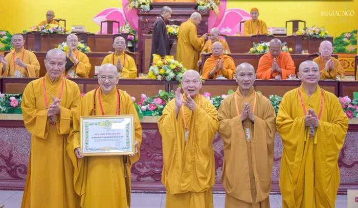 Tập thể Ban Hướng dẫn Phật tử Trung ương nhận Bằng tuyên dương công đức của Trung ương Giáo hội