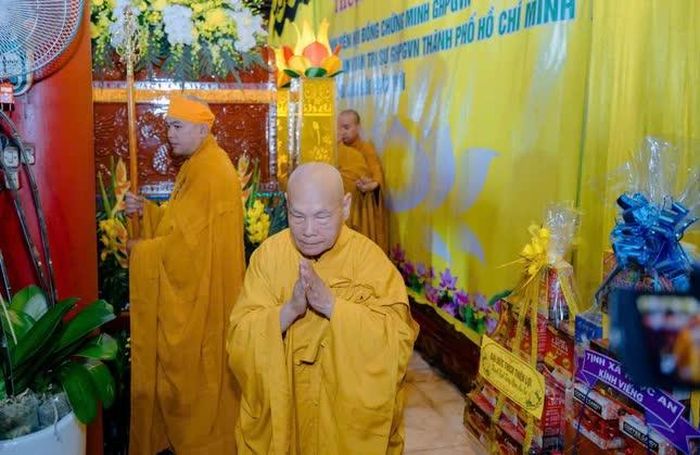 Trưởng lão Hòa thượng Thích Thiện Nhơn hữu nhiễu kim quan tiễn biệt Trưởng lão Hòa thượng Thích Huệ Thông