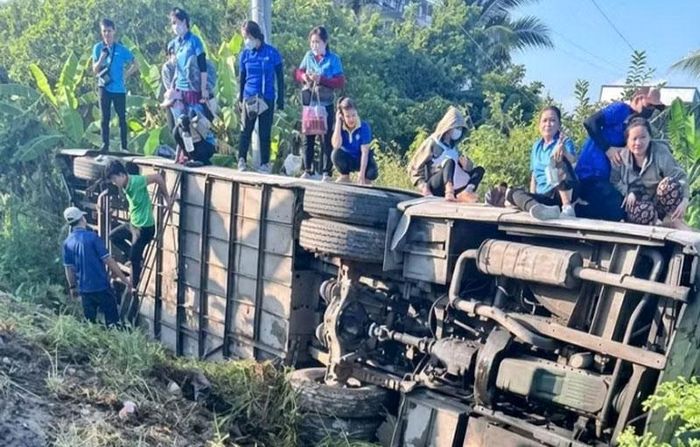 Các công nhân tìm cách thoát ra ngoài khi ô tô bị lật.