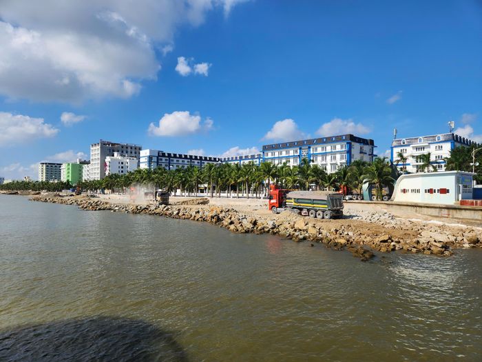 Khó khăn lớn nhất hiện nay là thời gian thi công các hạng mục dưới mực nước biển bị hạn chế, tối đa khoảng 5 tiếng/ngày. Có tháng, nhà thầu chỉ thi công được 15 ngày do thủy triều không xuống đủ thấp. Nhiều hạng mục phải triển khai vào ban đêm để tranh thủ thời điểm thủy triều rút.