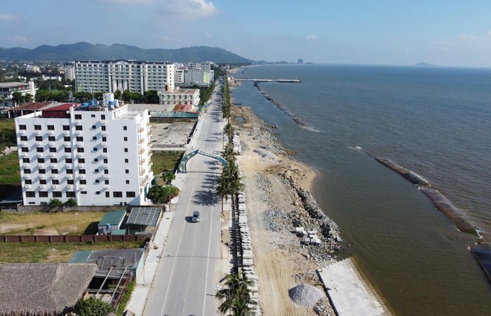 Trong đó, đoạn qua xã Hoằng Tiến dài khoảng 2km, vốn đầu tư 270 tỷ đồng, do UBND xã Hoằng Tiến làm chủ đầu tư; đoạn qua xã Hoằng Thanh dài 950m, vốn đầu tư 160 tỷ đồng, do UBND xã Hoằng Thanh làm chủ đầu tư.