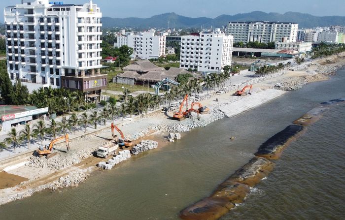 Dự án xử lý khẩn cấp kè biển khu du lịch Hải Tiến đi qua hai xã Hoằng Tiến và Hoằng Thanh, dài 2,96km, tổng mức đầu tư 430 tỷ đồng. Khởi công tháng 7/2026, dự án dự kiến hoàn thành trong năm 2027.