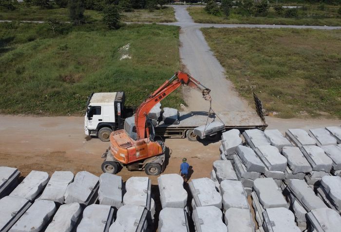 Ông Nguyễn Văn Tiệm, Chủ tịch UBND xã Hoằng Thanh, chủ đầu tư đoạn kè qua địa bàn cũng cho biết dự án hiện vẫn bảo đảm tiến độ đề ra.