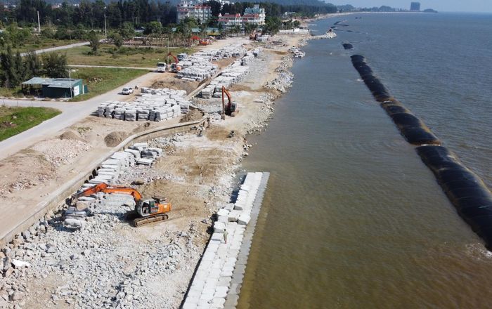 "Để đảm bảo dự án hoàn thành theo kế hoạch, nhà thầu đang tập trung nhân vật lực, chia làm nhiều mũi thi công, tăng ca, tăng kíp và tận dụng những lúc thủy triều xuống để đẩy nhanh tiến độ thi công", ông Tuấn chia sẻ thêm.