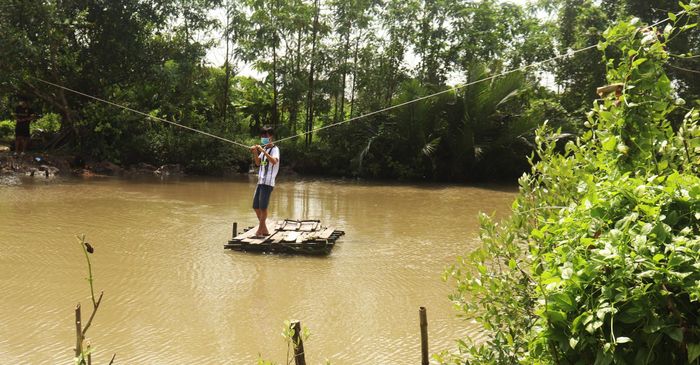 Hiện nay ở khu vực miền Tây, người dân thường sử dụng phà tự chế để qua lại. (Ảnh: CTV).