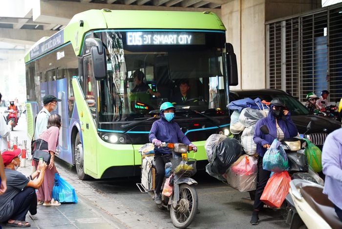 Hạ tầng, không gian để xe buýt tiếp cận và rời vị trí đón/trả khách vẫn còn nhiều bất cập, tiềm ẩn rủi ro mất an toàn.