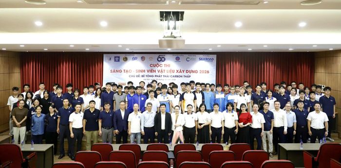 Các đại biểu chụp ảnh lưu niệm cùng các đội dự thi.