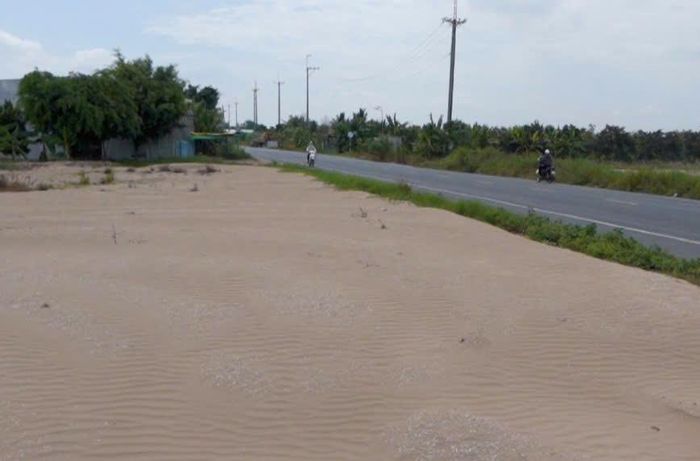 Điểm cuối dự án nối với quốc lộ 61C đang chờ vốn để tiếp tục thi công.