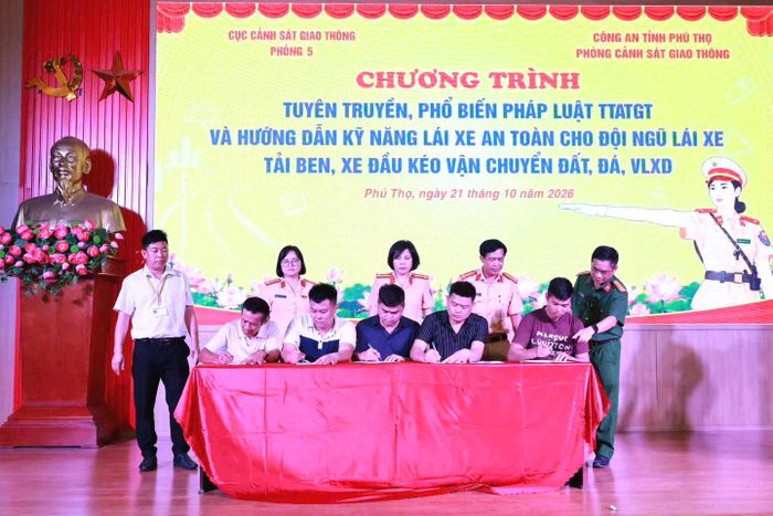 Các lái xe thực hiện ký cam kết chấp hành nghiêm các quy định của pháp luật về trật tự, an toàn giao thông.
