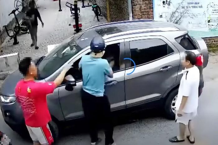 Hình ảnh từ camera nhà dân ghi lại diễn biến vụ việc.