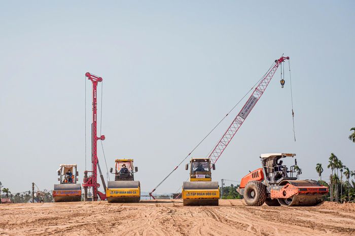 Bộ trưởng yêu cầu các nhà thầu phải kịp thời huy động thêm nguồn lực tài chính, máy móc, thiết bị, nhân lực, vật lực; đăng ký tăng sản lượng tại các gói thầu, dự án và chủ động hỗ trợ các đơn vị khác thực hiện nhiệm vụ.