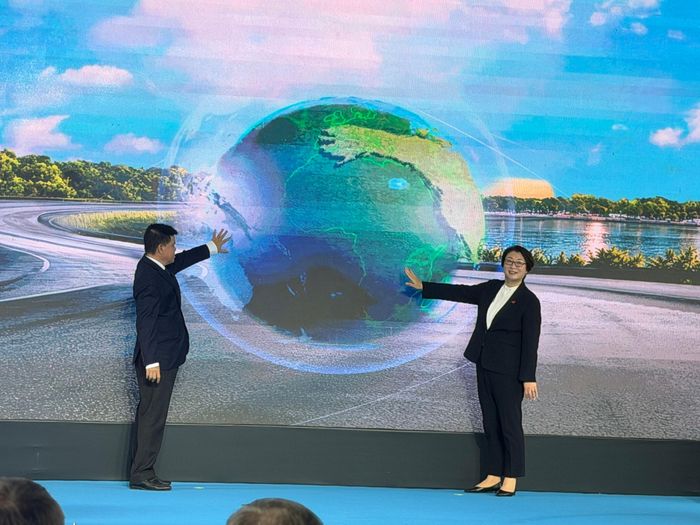 Ông Bùi Hòa An, Phó giám đốc Sở Xây dựng TP.HCM và bà Sayaka Arai, Tổng Giám đốc Công ty Honda Việt Nam thực hiện nghi thức phát động hưởng ứng phát triển giao thông bền vững trên địa bàn thành phố.