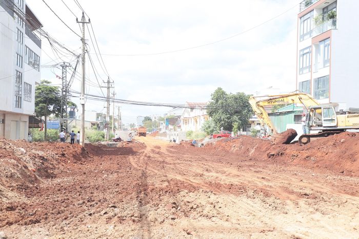 Ở đoạn từ đường Phan Trọng Tuệ đến đường Lê Thị Hồng Gấm, dài 127,18m, hệ thống thoát nước dọc bên trái tuyến đã thi công được 75m. Tại đoạn từ đường Lê Thị Hồng Gấm đến đường Lê Quý Đôn, một số đoạn đã hoàn thành nền đường, cấp phối đá dăm lớp 1, cống dọc hai bên tuyến, mặt đường bê tông nhựa lớp 1 và vỉa hè; đoạn từ đường Chu Văn An đến đường Lê Quý Đôn đã hoàn thành nền đường và cống dọc hai bên.