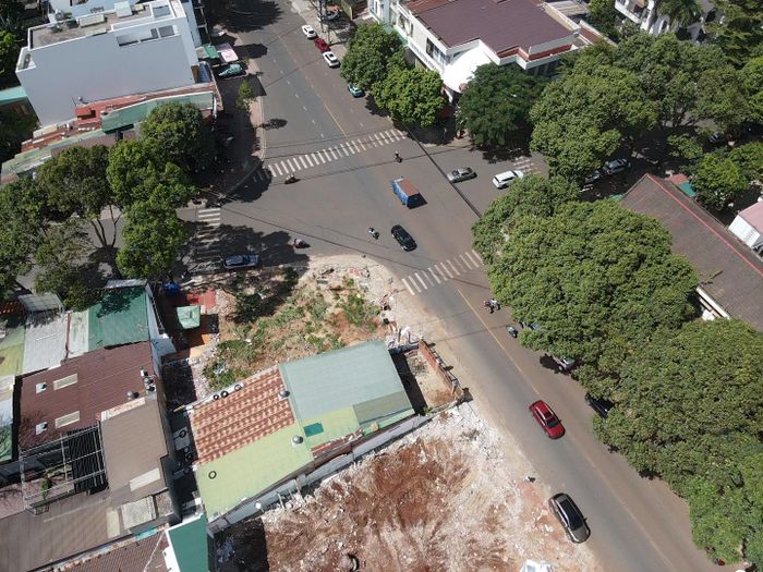 Theo chủ đầu tư, dự án đường Tôn Đức Thắng có tổng chiều dài hơn 1,2km, với tổng mức đầu tư 565 tỷ đồng. Hiện nay, tại đoạn từ đường Nguyễn Đình Chiểu đến đường Trần Khánh Dư, nhà thầu đang thi công cống dọc bên phải tuyến; đoạn từ đường Tú Xương đến đường Trần Khánh Dư đã hoàn thành mặt đường bê tông nhựa lớp 1, vỉa hè bên phải và đang hoàn thiện vỉa hè bên trái.