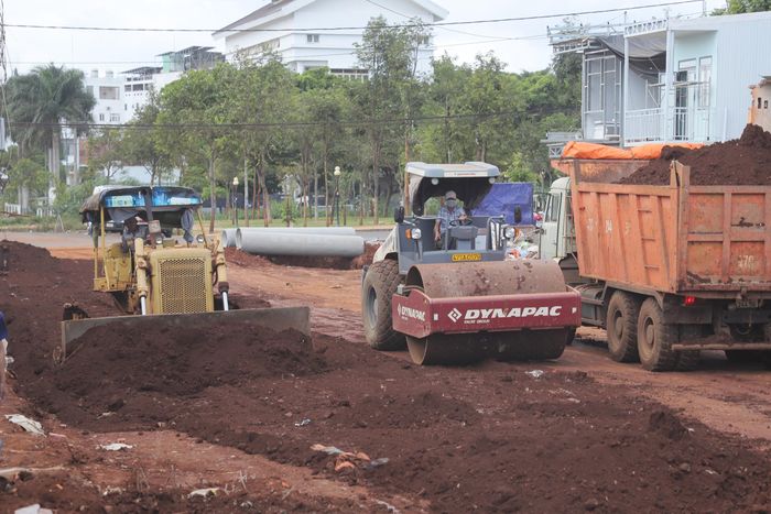 Các hạng mục đào đắp nền đường, hệ thống thoát nước được triển khai khẩn trương, phấn đấu thảm bê tông nhựa lớp đầu tiên trước cuối năm 2026.