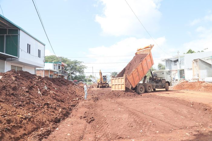 Trao đổi với phóng viên Báo Xây dựng, ông Nguyễn Hữu Thông, đại diện Công ty TNHH Bình Minh, người trực tiếp điều phối thi công tại công trường cho biết, nhà thầu đang tranh thủ thời tiết thuận lợi, huy động nhân lực, máy móc, tổ chức thi công cuốn chiếu trên từng phần mặt bằng đã được bàn giao.