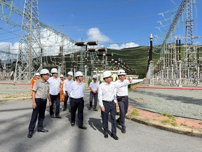 Ông Nguyễn Quang Trung – Chủ tịch HĐTV EVNNPT kiểm tra khu vực mở rộng các ngăn lộ tại TBA 500 kV Quảng Trạch.