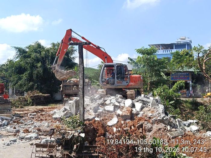 Ban Quản lý dự án đầu tư công trình giao thông Thanh Hóa cho biết, có tình trạng một số tổ chức, cá nhân sử dụng máy xúc, ô tô đào xúc đất vượt quá chiều sâu móng, thậm chí đào đất tại cả những khu vực không có công trình. (Ảnh do Ban Quản lý dự án cung cấp).