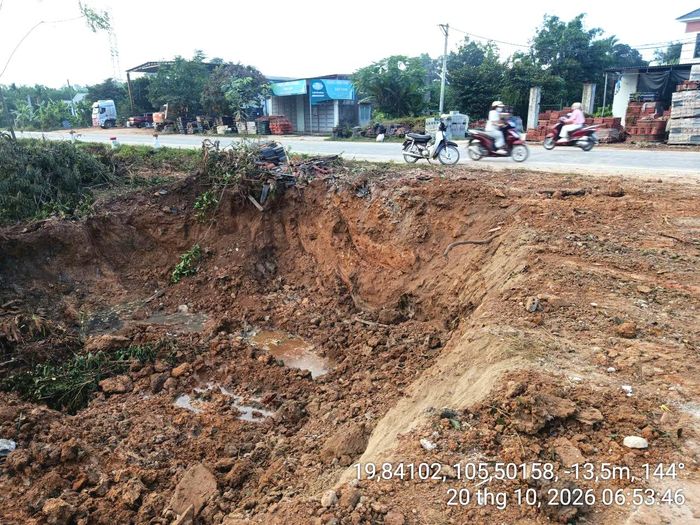 Việc đào xúc đất không đúng phạm vi làm thay đổi cao độ tự nhiên, gây sai lệch so với hồ sơ thiết kế bản vẽ thi công đã được phê duyệt. (Ảnh do Ban Quản lý dự án cung cấp).