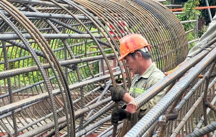 Công nhân tăng tốc thi công dự án đường kết nối.