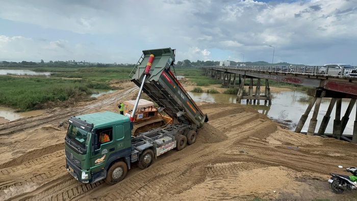 Dự án Cầu Trà Khúc 1 đang được triển khai những hạng mục đầu tiên sau khởi công (Ảnh: Lê Danh).