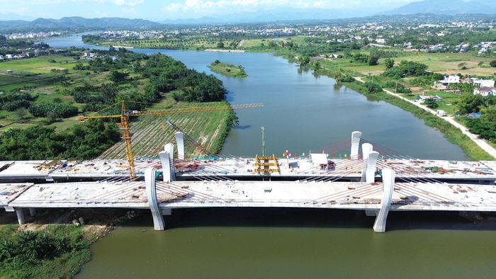 Cầu số 2 - Công trình cầu lớn nhất dự án đường Hoàng Sa - Dốc Sỏi đã chính thức hợp long, tiến sát mốc thời gian hoàn thành (Ảnh: Lê Danh).
