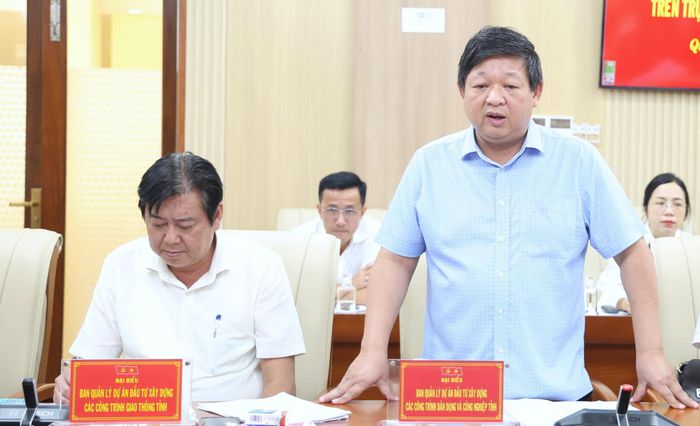 Giám đốc 3 Ban Quản lý dự án đầu tư xây dựng lớn nhất tỉnh Quảng Ngãi báo cáo tại cuộc họp (Ảnh: Lê Danh).