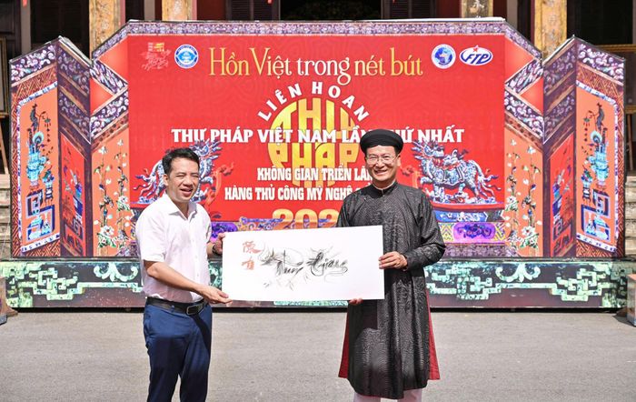 Ông Trần Hữu Thùy Giang, Phó chủ tịch UBND TP Huế tham dự khai mạc liên hoan Thư pháp Việt Nam lần thứ I năm 2026.