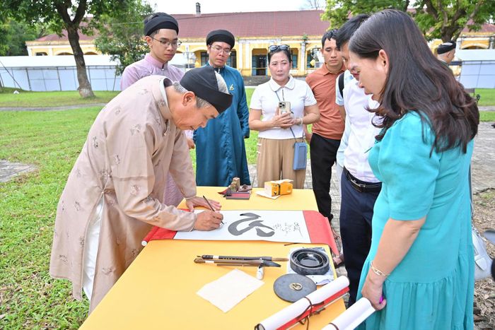 Trong khuôn khổ liên hoan, công chúng có thể giao lưu với các nghệ nhân, tìm hiểu nghệ thuật thư pháp Hán Nôm và Quốc ngữ.