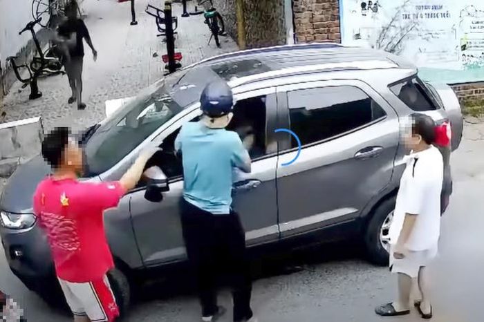 Hình ảnh từ camera nhà dân ghi lại diễn biến vụ việc.