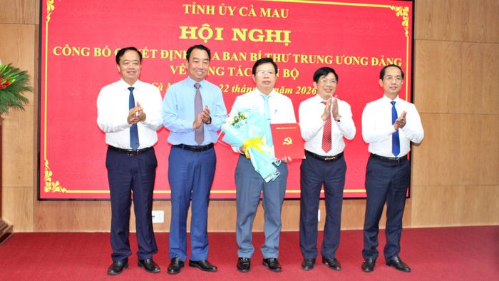 Lãnh đạo tỉnh Cà Mau trao Quyết định và tặng hoa chúc mừng ông Nguyễn Văn Nguyên, Giám đốc Sở Giáo dục và Đào tạo tỉnh Cà Mau được Ban Bí thư Trung ương Đảng chỉ định tham gia Ban Chấp hành Đảng bộ tỉnh Cà Mau nhiệm kỳ 2025 - 2030.