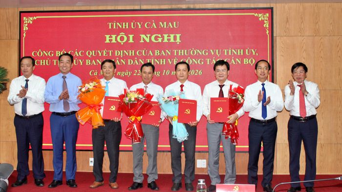 Lãnh đạo tỉnh Cà Mau trao quyết định và tặng hoa chúc mừng các cán bộ vừa được điều động giữ chức vụ mới.