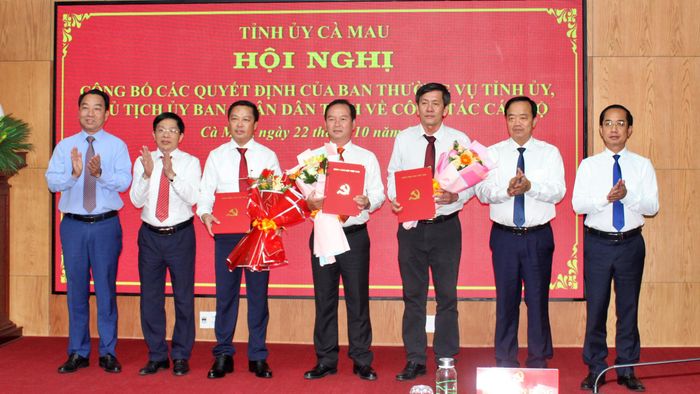 Ông Mã Minh Tâm, Bí thư Đảng ủy, Chủ tịch HĐND xã Sông Đốc (thứ 4 từ trái sang) nhận quyết định điều động, bổ nhiệm giữ chức Giám đốc Sở Xây dựng tỉnh Cà Mau.