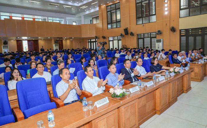 Toạ đàm thu hút nhiều chuyên gia, doanh nghiệp, sinh viên tham dự. 