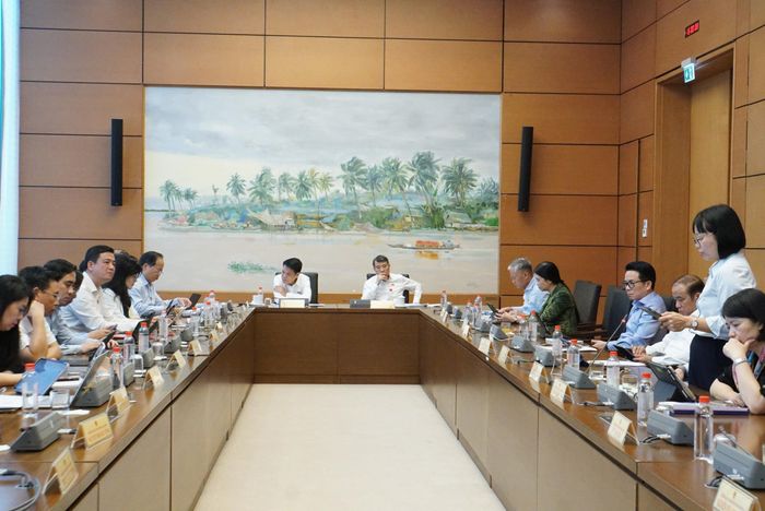 Thủ tướng Lê Minh Hưng lắng nghe ý kiến phát biểu của các đại biểu. Ảnh: Văn Duẩn.